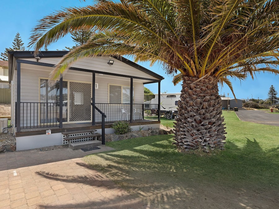 Iron/ironing board, bed sheets