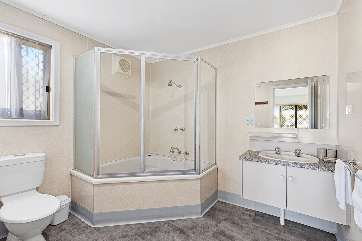 Cabana standard, 1 cama King | Banheiro | Produtos de toalete grátis, secador de cabelo, toalhas de banho 