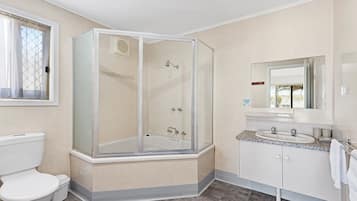 Standaard huisje, 1 kingsize bed | Badkamer | Gratis toiletartikelen, een haardroger, handdoeken, toiletpapier