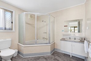 标准小屋, 1 张特大床 | 浴室 | 免费洗浴用品、吹风机、毛巾、卫生纸
