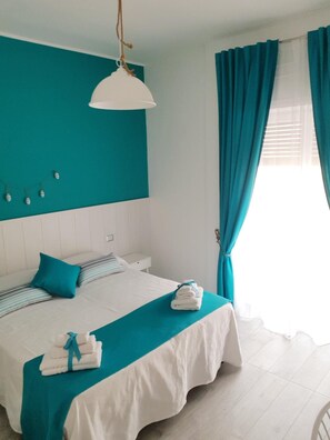 Individually decorated, individually furnished, desk, rollaway beds - Zonaporto (Naples)