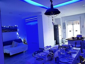 Individually decorated, individually furnished, desk, rollaway beds - Zonaporto (Naples)