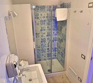 Shower, free toiletries, hair dryer, bidet - Zonaporto (Naples)