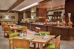 2 restaurantes; se sirve desayuno y almuerzo; cocina de Medio Oriente