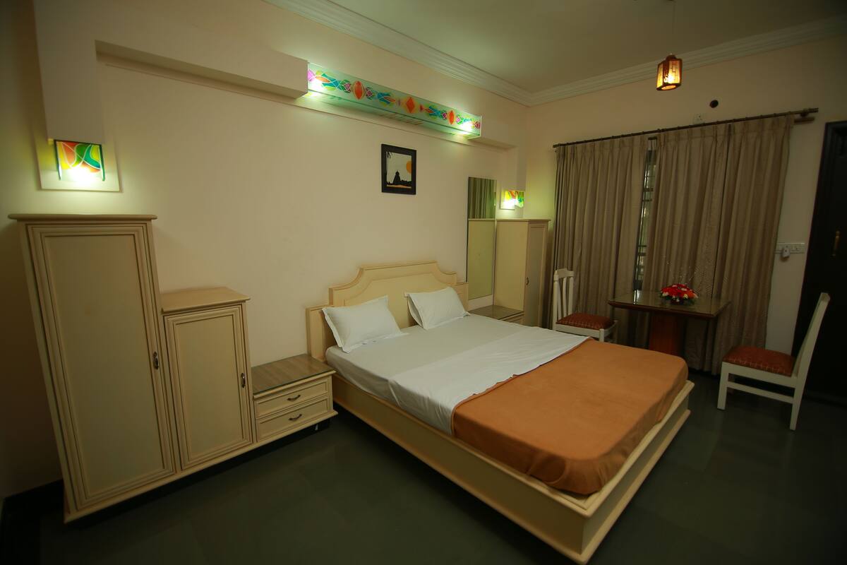 Quarto casal ou duplo básico, 1 cama Queen, para não fumantes | 7 quartos, escrivaninha, cortinas blackout, Wi-Fi de cortesia