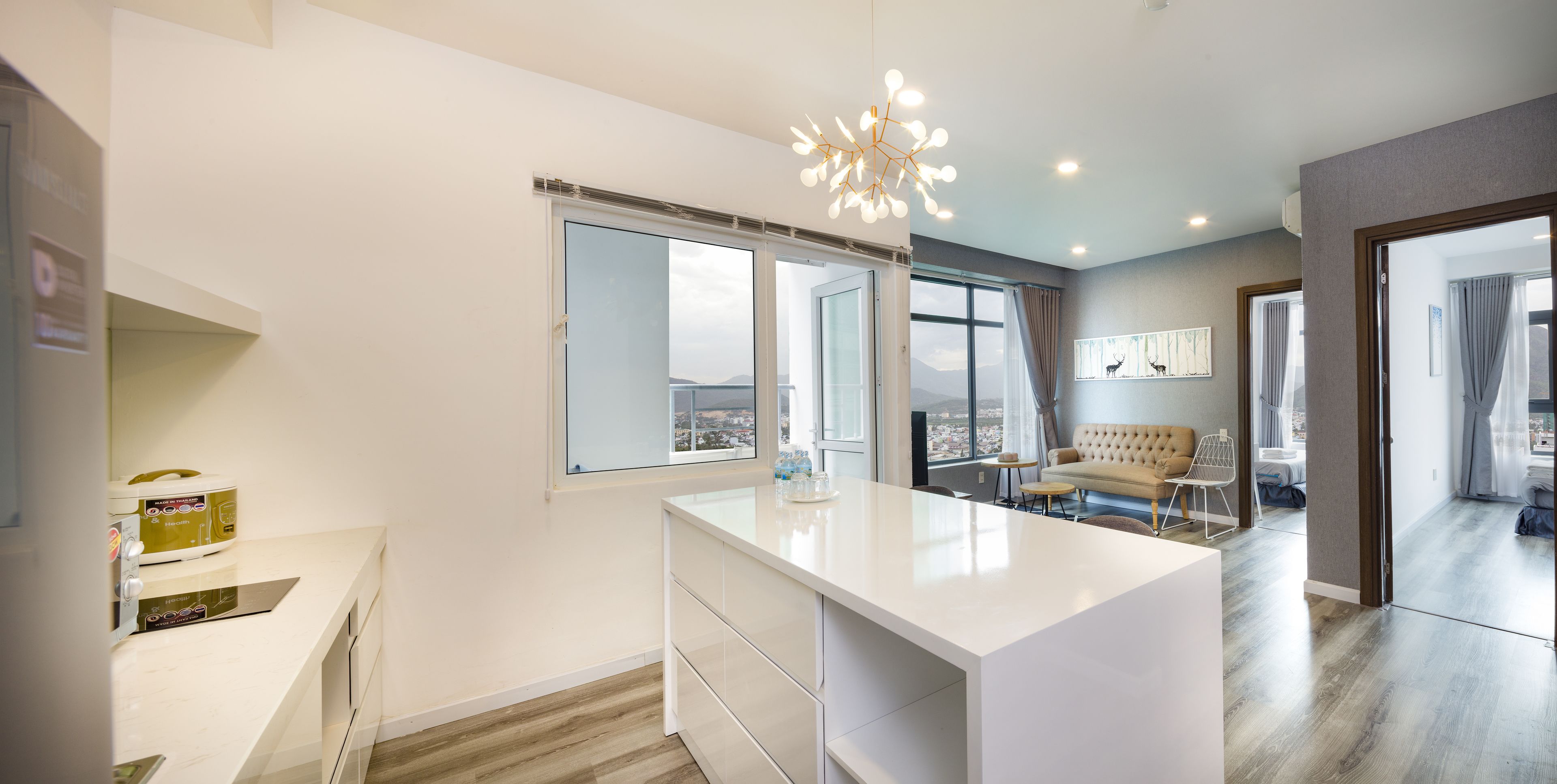 Lemari es besar, kompor, ketel listrik, dan penanak nasi