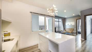 Lemari es besar, kompor, ketel listrik, dan penanak nasi