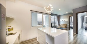 Peti sejuk/penyejuk beku saiz penuh, dapur, cerek elektrik, periuk nasi