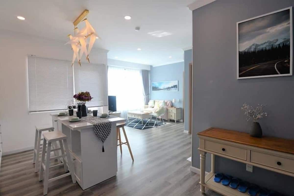 Apartamento superior, 2 quartos | Área de estar | TV LCD 40 polegadas com canais digitais, TV
