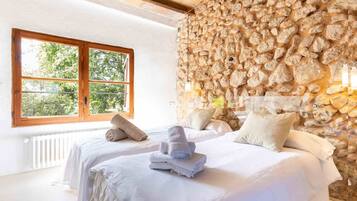 4 slaapkamers, een strijkplank/strijkijzer, internet, beddengoed