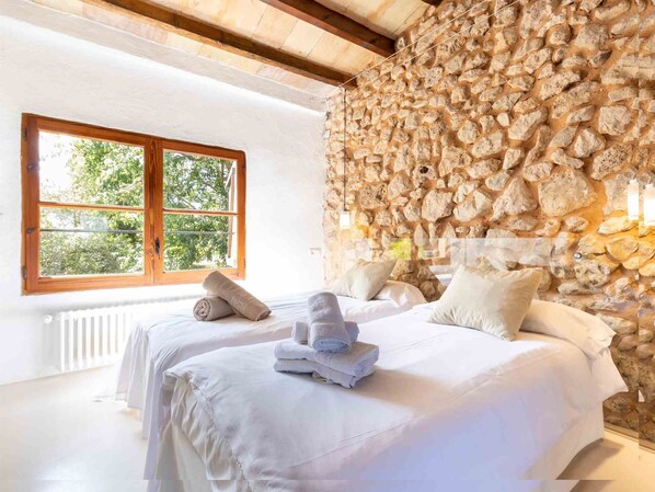 4 dormitorios, tabla de planchar con plancha, Internet y ropa de cama