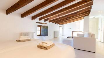 4 bedrooms, iron/ironing board, internet, bed sheets