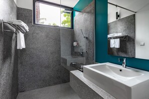 Designertoalettartikler, hårføner, badekåper og tøfler