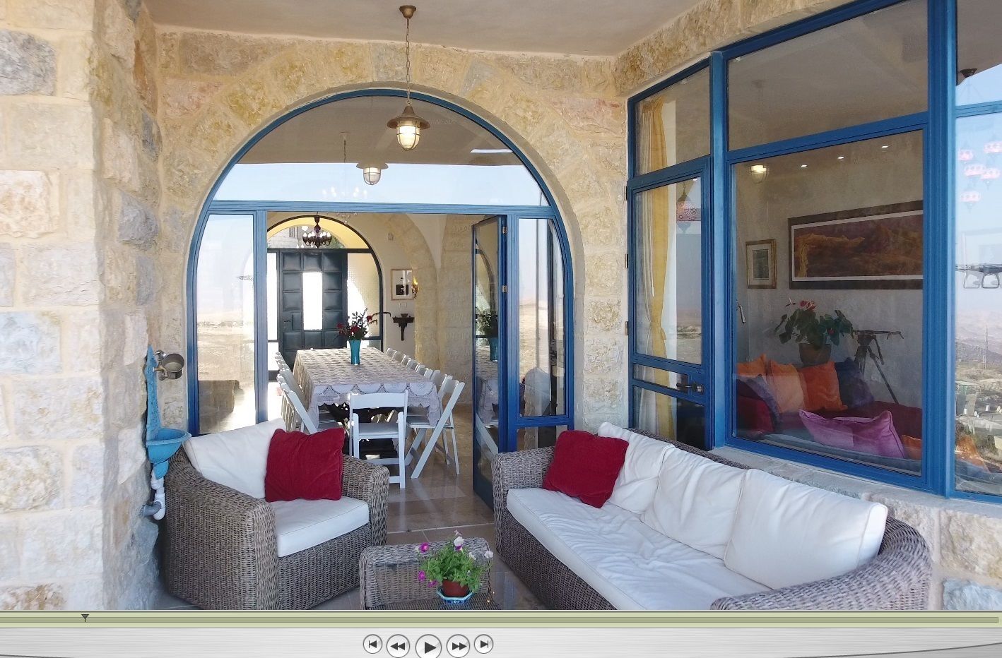 ลักซ์ชัวรี่วิลล่า, หลายเตียง | ระเบียง