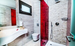 Secador de cabelo, toalhas de banho, sabonete, shampoo