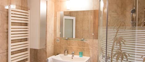 Apartment - 4ad | Bathroom | Shower, free toiletries, hair dryer, slippers