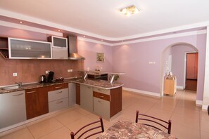 Apartment - Ground Floor 2ad | 私人小型廚房 | 雪櫃、爐具、特濃咖啡機、咖啡機/沖茶器