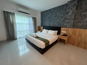 Minibar, desk, laptop workspace, blackout curtains - Langkapuri Resort Langkawi (Langkawi)