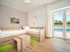 4 slaapkamers, een strijkplank/strijkijzer, reisbedje, gratis wifi