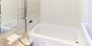 Kostenlose Toilettenartikel, Haartrockner, Hausschuhe, Handtücher