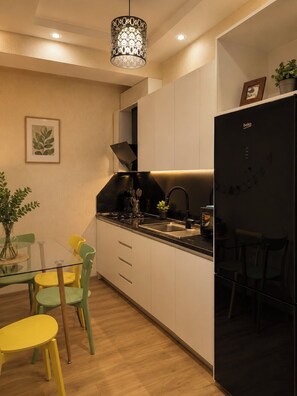 Lemari es, microwave, oven, dan mesin pembuat kopi/teh