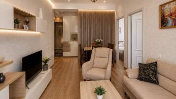Luxe appartement, 2 slaapkamers, uitzicht op bergen | Woonruimte | Een flatscreentelevisie