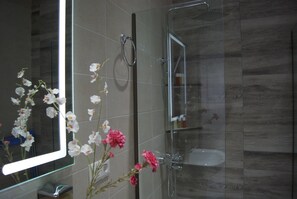 Comfort-lejlighed - balkon | Badeværelse | Bruser, gratis toiletartikler, hårtørrer, badekåber