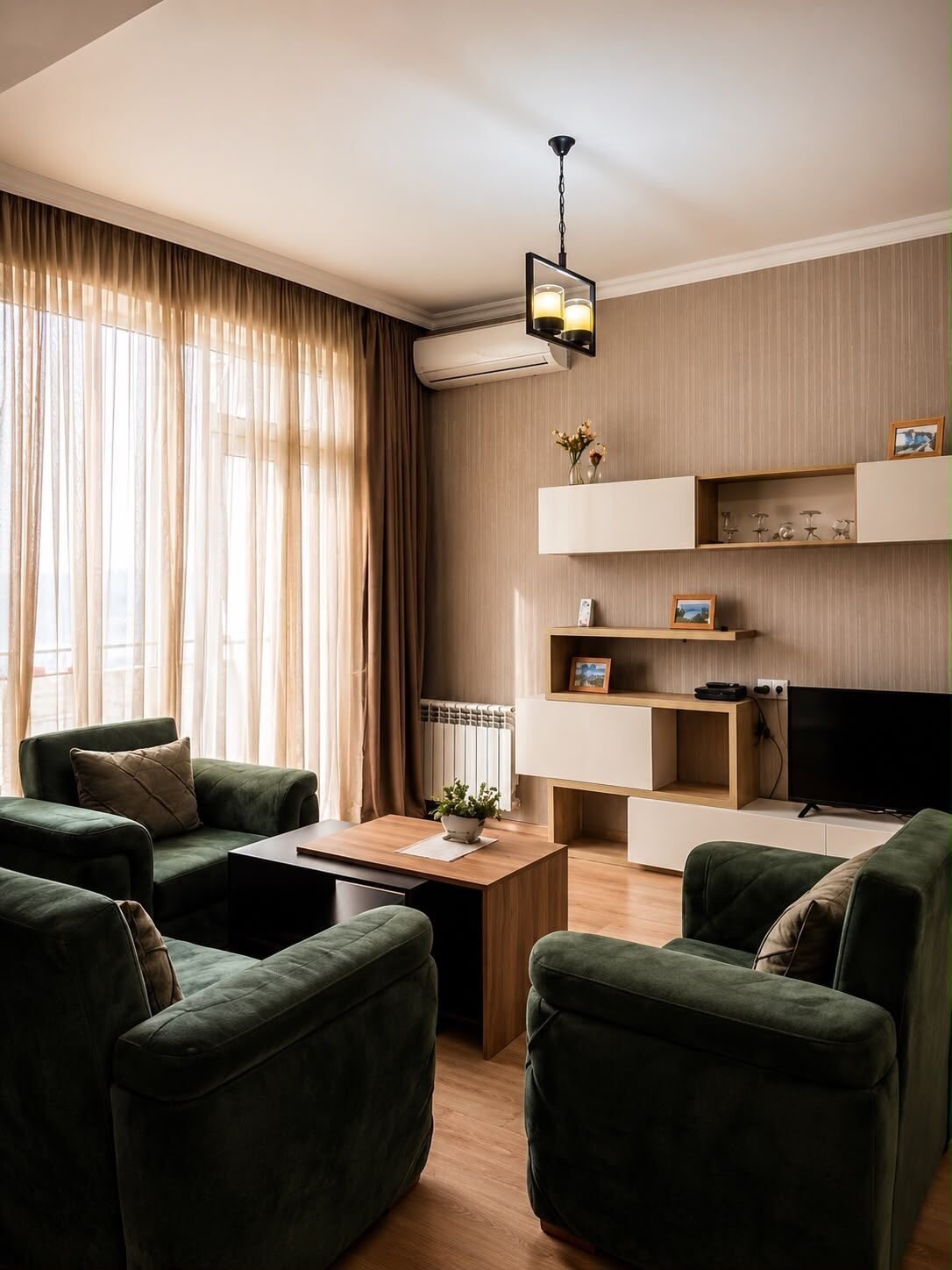 Minibar, mørklægningsgardiner, lydisolering, strygejern/strygebræt