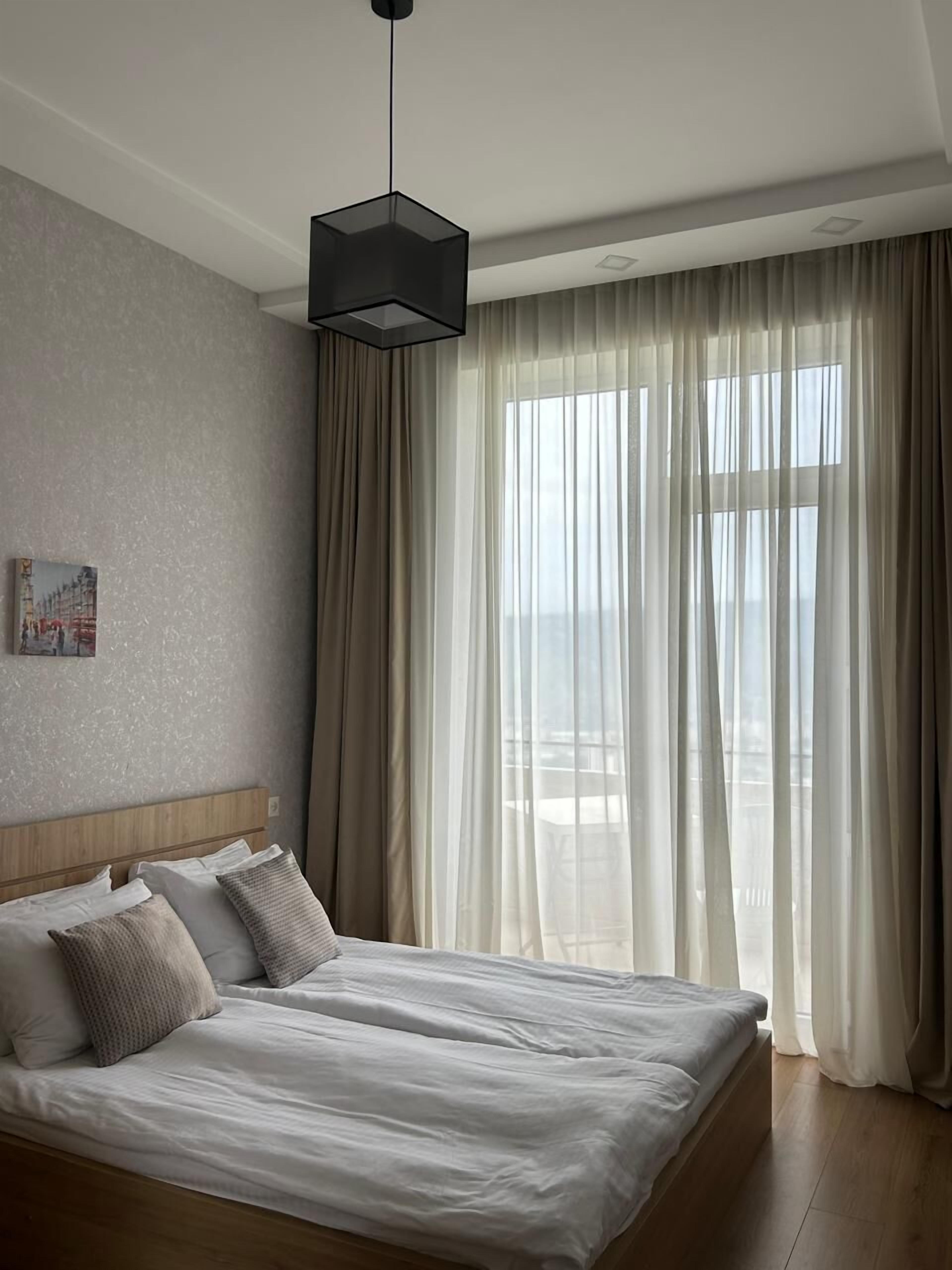 Minibar, cortinas blackout y sistema de insonorización 