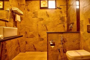 Dusche, Regendusche, kostenlose Toilettenartikel, Hausschuhe