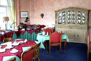 Se ofrece un desayuno continental (10 EUR por persona)