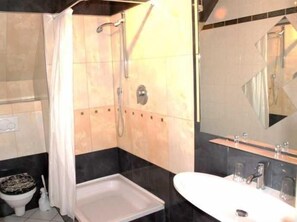 Ducha, artículos de higiene personal gratuitos y secador de pelo