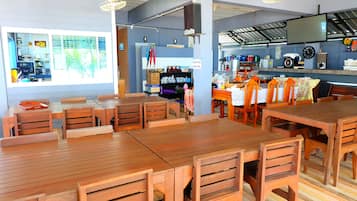 Breakfast, lunch, dinner served; Thai cuisine