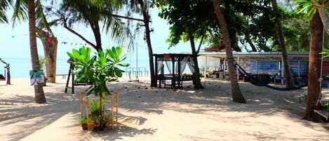 Sulla spiaggia, cabine da spiaggia gratuite, ombrelloni