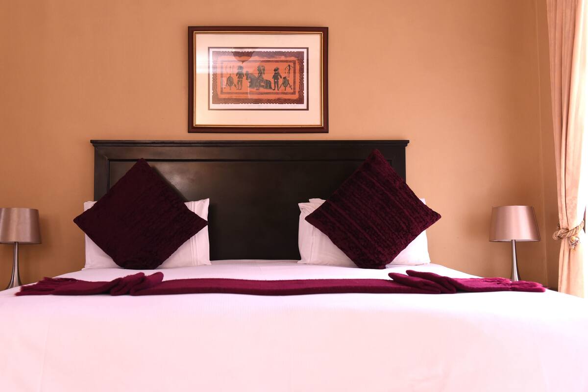 Deluxe Room | In-room safe, desk, soundproofing, iron/ironing board (on request)