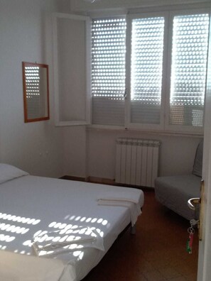 Standard Triple Room | Soundproofing, free WiFi, bed sheets - Albergo Acquaviva B&B (San Vincenzo)