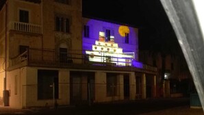 Voorkant accommodatie - avond/nacht
