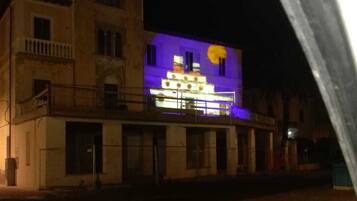 Facciata della struttura - sera/notte