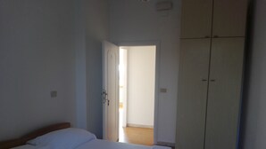 Vierpersoonskamer, uitzicht op zee | Geluiddichte muren, gratis wifi, beddengoed