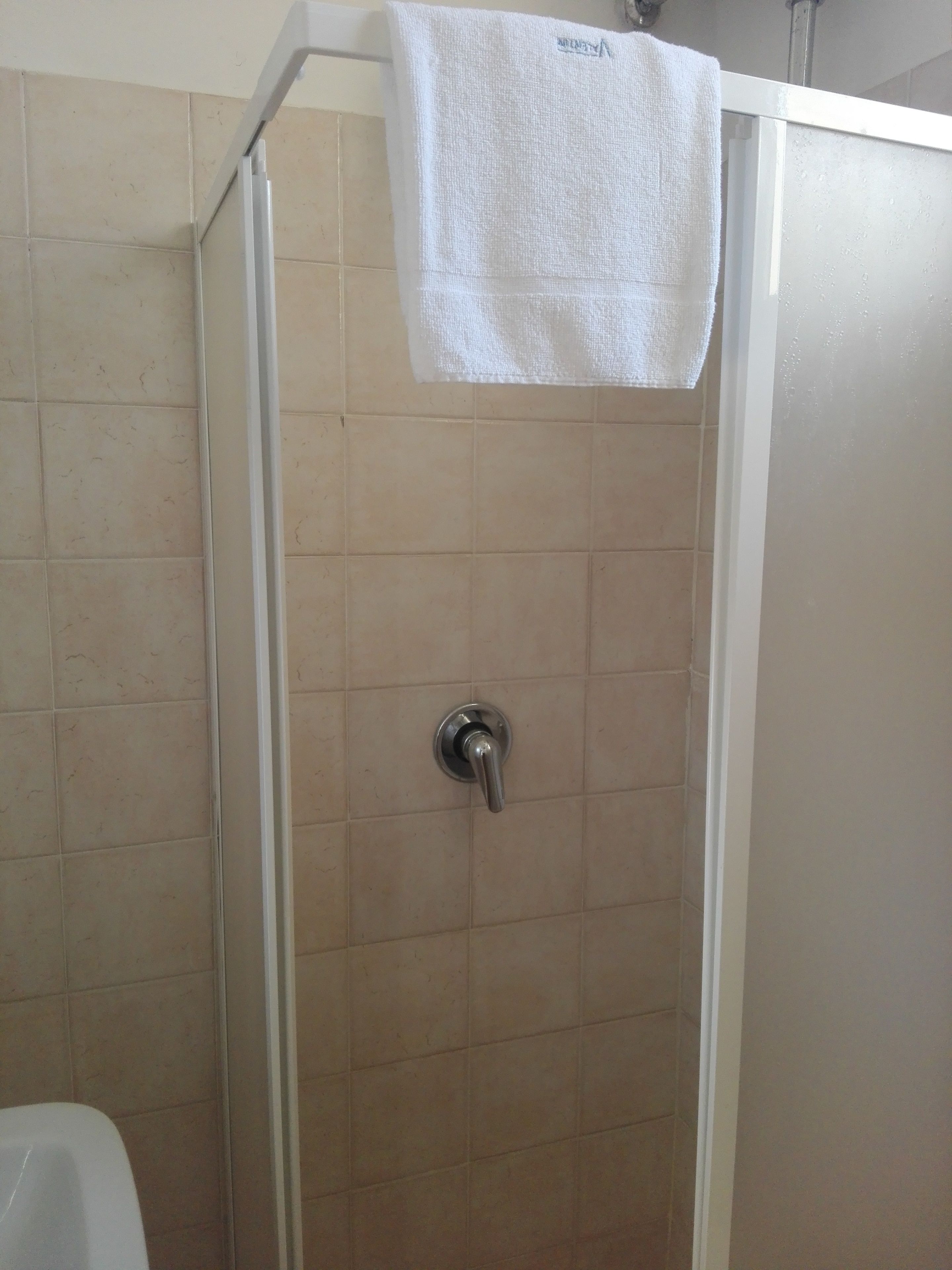 Camera singola, vista mare | Bagno | Doccia, set di cortesia gratuito, bidet, asciugamani