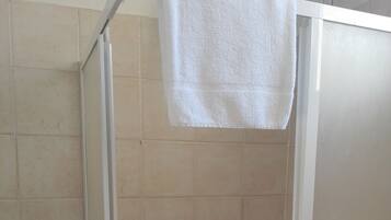 Camera singola, vista mare | Bagno | Doccia, set di cortesia gratuito, bidet, asciugamani