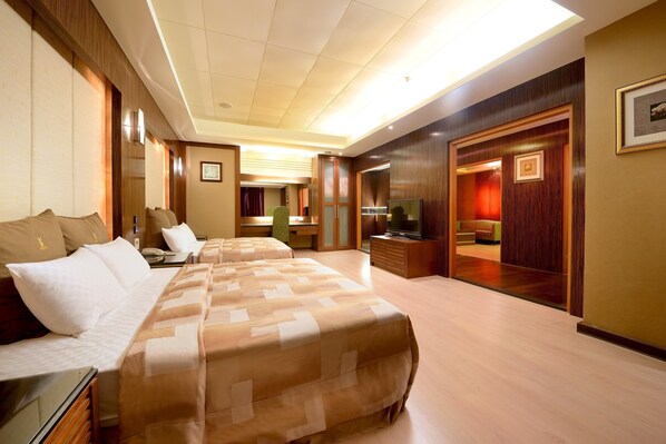 Deluxe Quadruple Room, 2 Queen Beds, Non Smoking