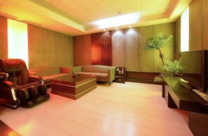 Deluxe Quadruple Room, 2 Queen Beds, Non Smoking | Living area | 42-inch LED TV with cable channels, TV, DVD player - Holland Hill Motel (Tainan)