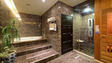 Chambre Quadruple Deluxe, 2 grands lits, non-fumeur | Ăquipements de salle de bain