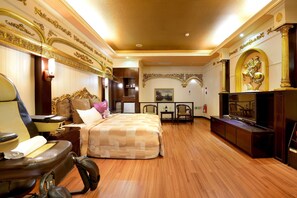 Down duvets, pillow-top beds, individually decorated, desk - Holland Hill Motel (Tainan)
