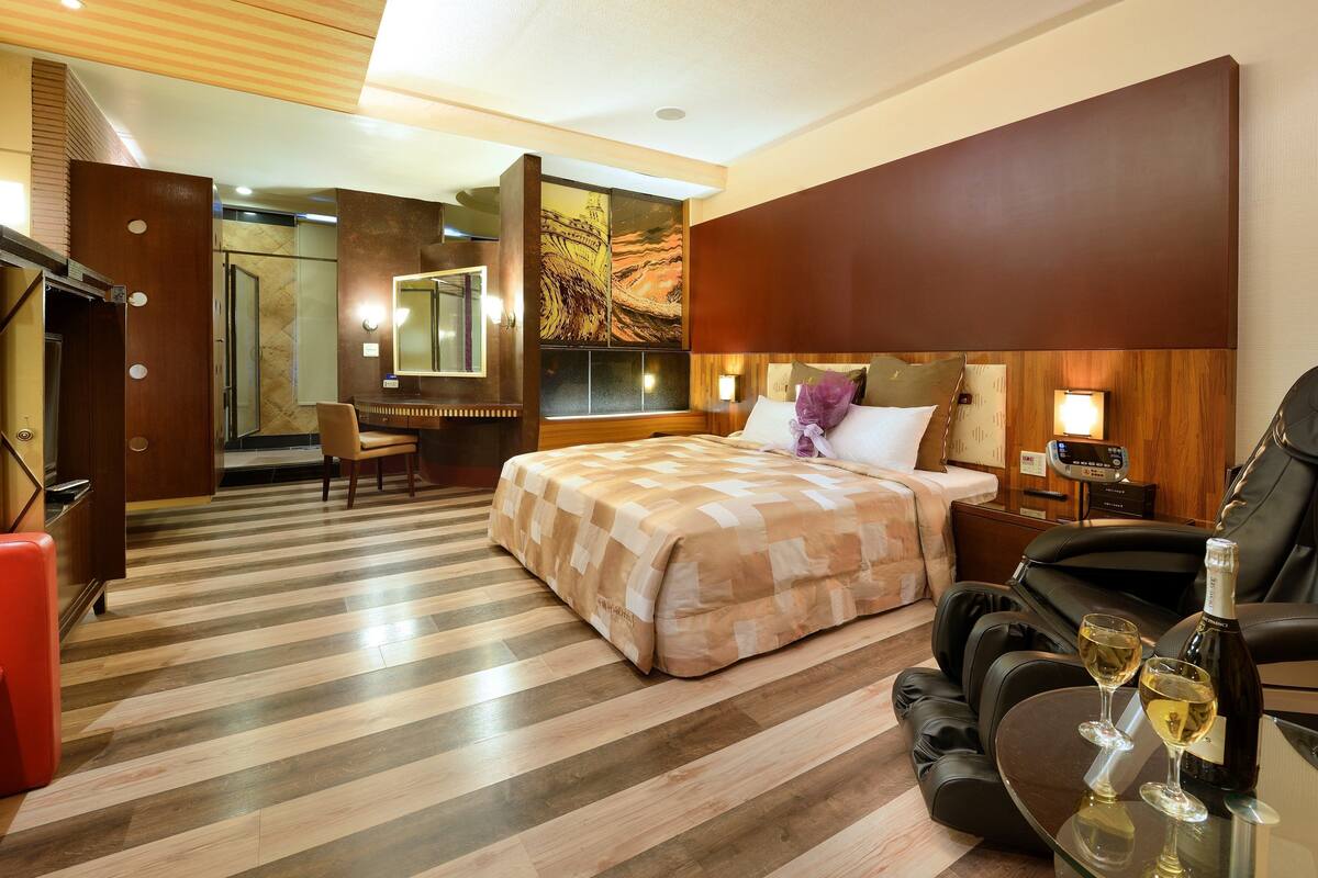 Phòng đôi Tiêu chuẩn, 1 giường cỡ queen, không hút thuốc | Chăn bông, nệm có lớp đệm bông, bàn, màn/rèm cản sáng 