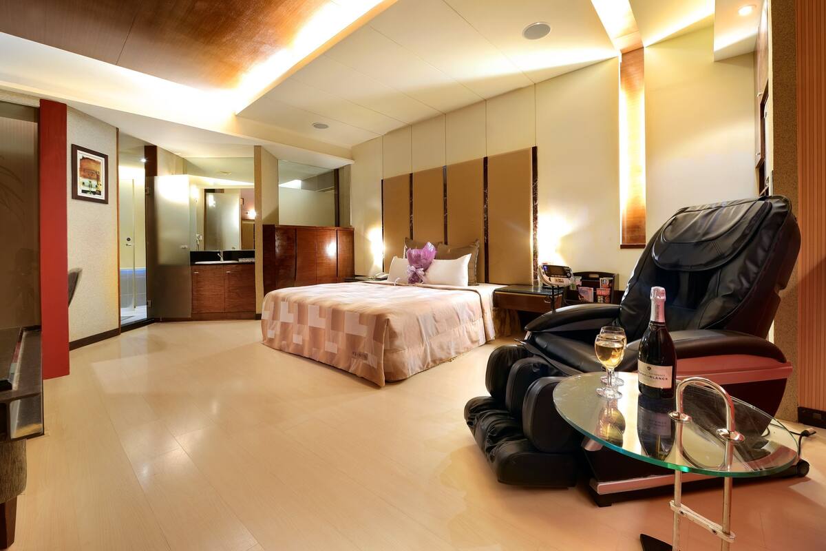 Chăn bông, nệm có lớp đệm bông, bàn, màn/rèm cản sáng 