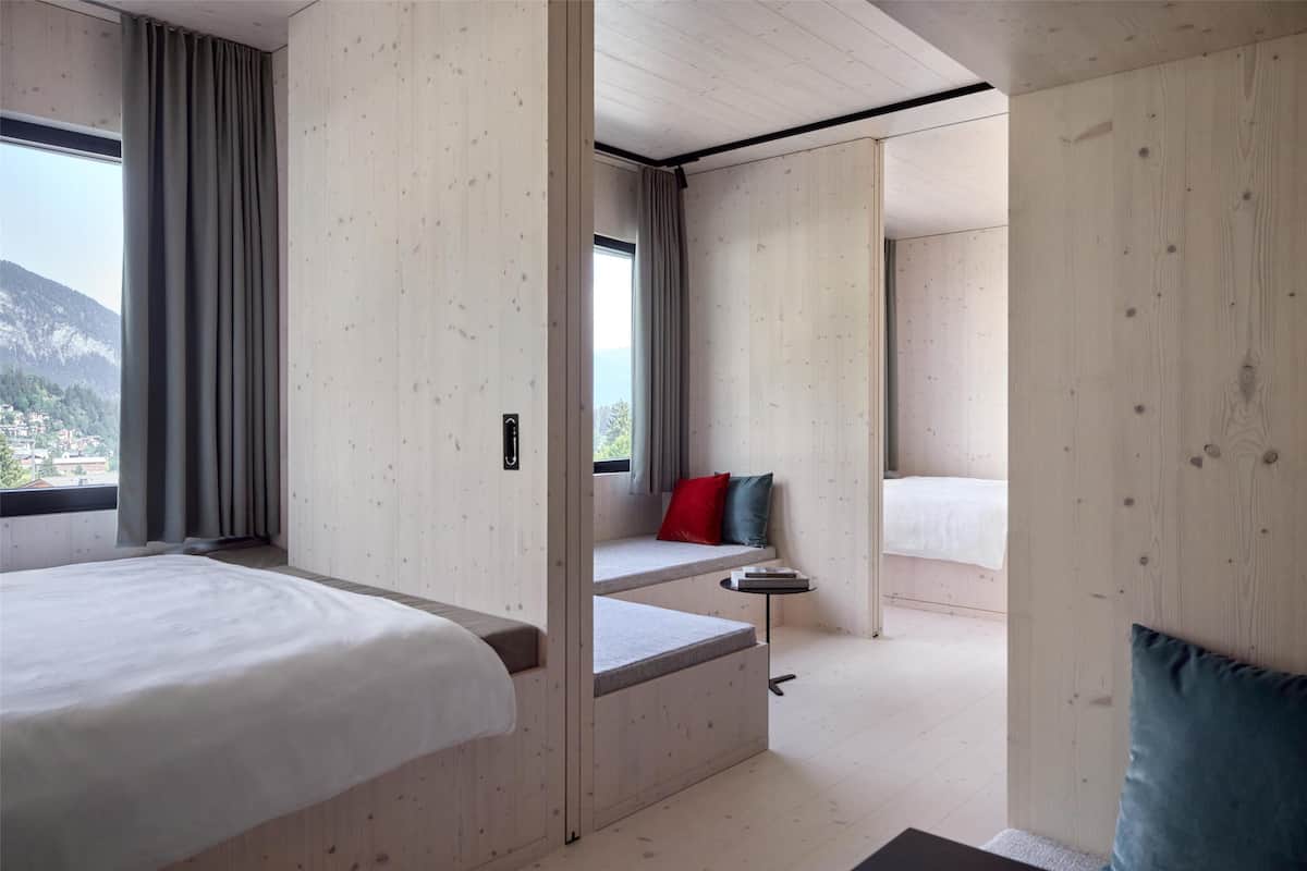 Ropa de cama de alta calidad y caja de seguridad en la habitación