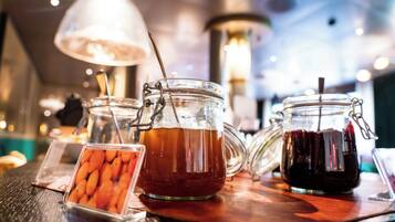 Desayuno buffet diario (CHF 25 por persona)