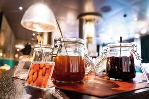 Tägliches Frühstücksbuffet (38 CHF pro Person)
